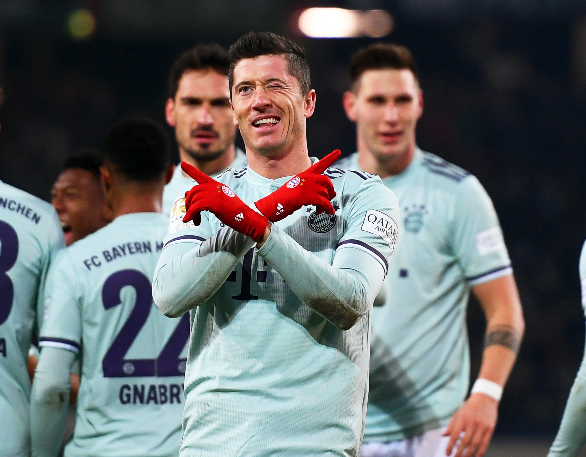 epa07233551 Bayern Munich's Robert Lewandowski celebrates after scoring the 4-0 lead during the German Bundesliga soccer match between Hannover 96 and FC Bayern Munich in Hanover, Germany, 15 December 2018. EPA-EFE/DAVID HECKER CONDITIONS - ATTENTION: The DFL regulations prohibit any use of photographs as image sequences and/or quasi-video.