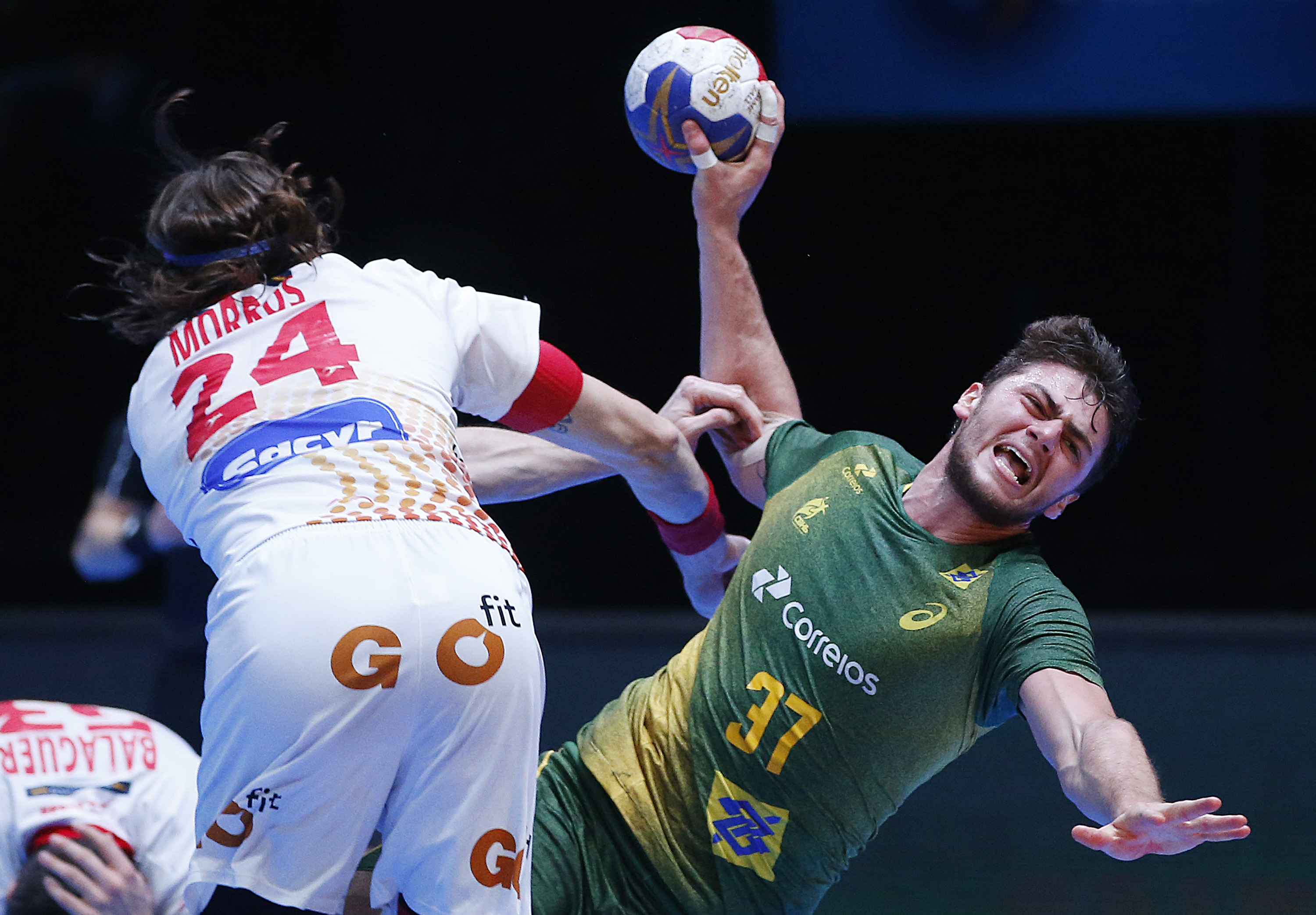 epa05739935 Brazilian player Cleryston Haniel Vinicius Langaro (R) in action against Spanish player Viran Morros (R) during the round of sixteen match between Brazil and Spain at the IHF Men's Handball World Championship, Montpellier, France, 21 January 2017. EPA/GUILLAUME HORCAJUELO