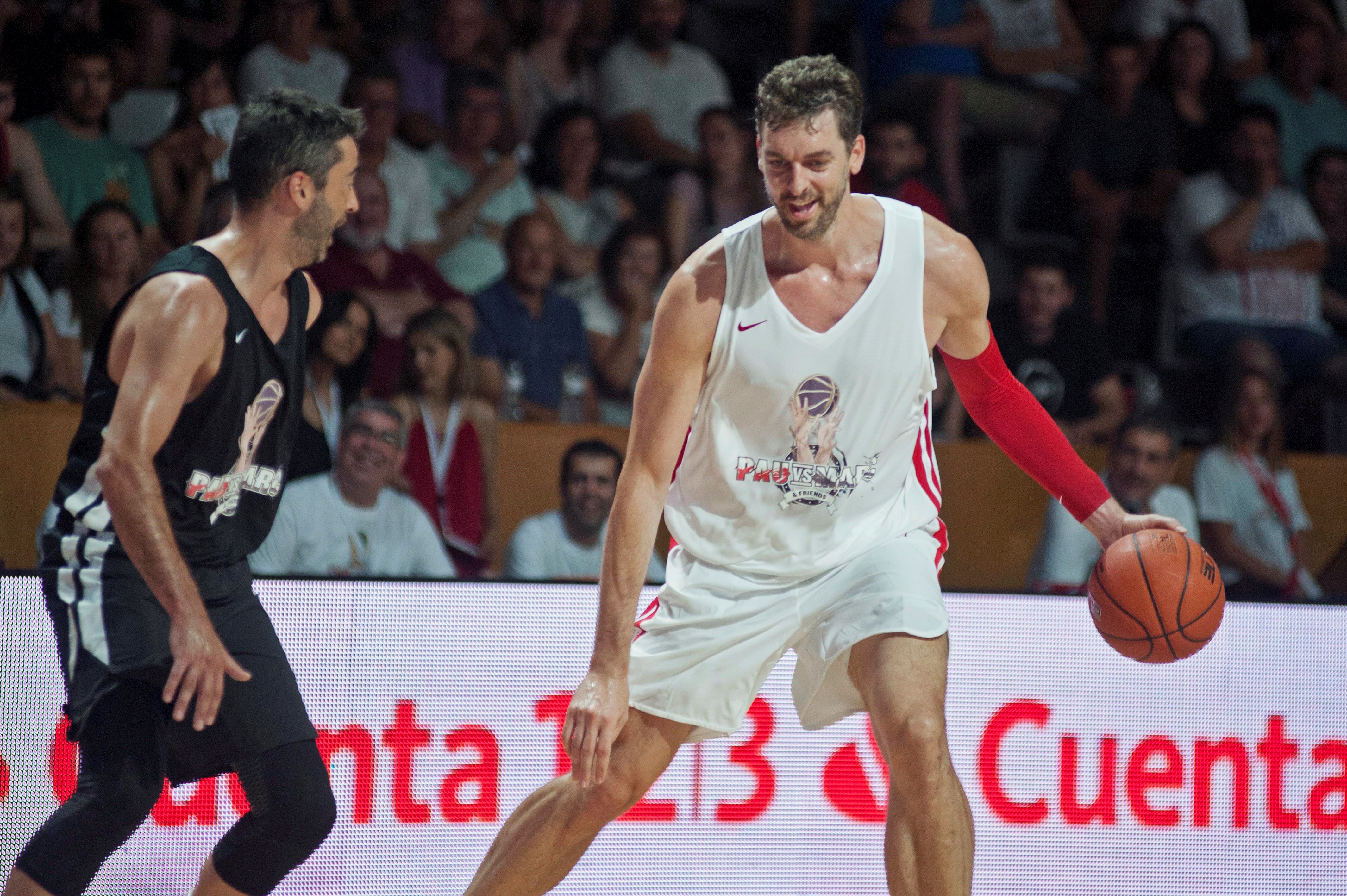 epa06874363 Spanish basketball player Pau Gasol (R) in action against Juan Carlos Navarro (L) during a friendly match of Gasol brothers with NBA and Spanish League players held at the Fontajau pavilion in Girona, norteastern Spain, 08 July 2018. EPA-EFE/ROBIN TOWNSEND