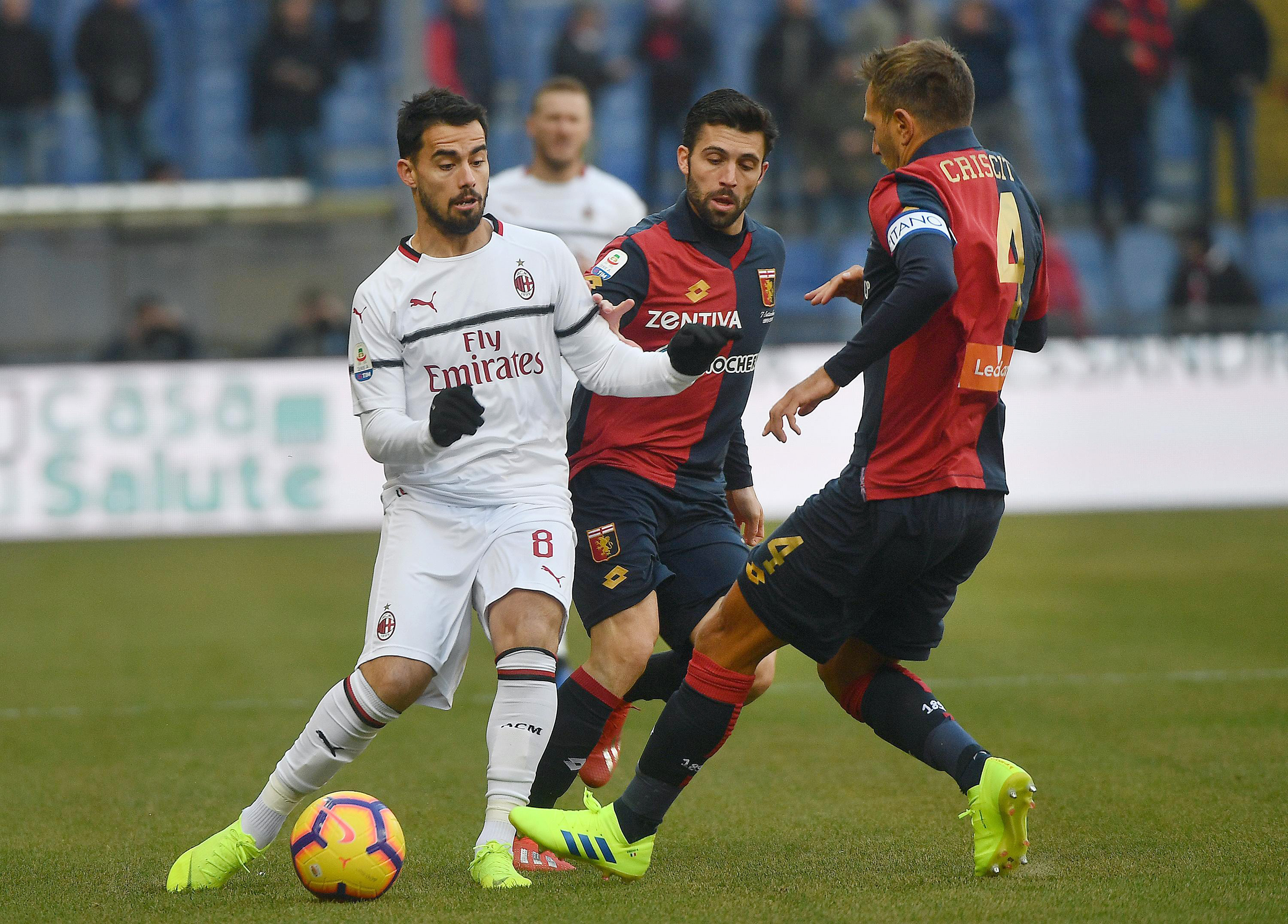 epa07306608 Genoa's Domenico Criscito (R) and Milan's Suso (L) in action during the Italian Serie A soccer match between Genoa CFC and AC Milan at Luigi Ferraris stadium in Genoa, Italy, 21 January 2019. EPA-EFE/LUCA ZENNARO