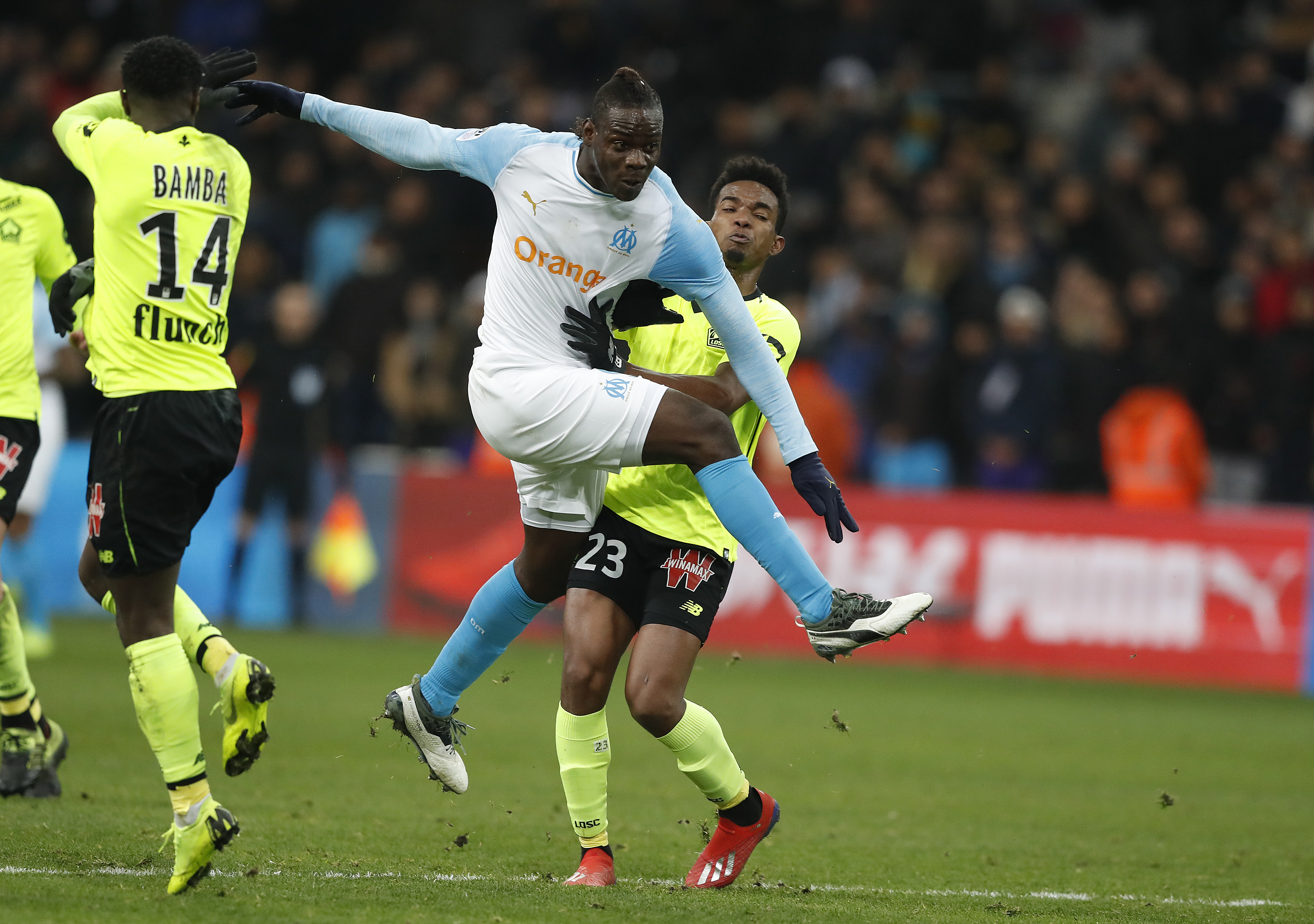 epa07319877 Mario Balotelli (L) of Olympique Marseille and Mendes Ribeiro (R) of Lille OSC in action during the French Ligue 1 soccer match between Olympique Marseille and Lille OSC at the Velodrome Stadium in Marseille, southern France, 25 January 2019. EPA-EFE/GUILLAUME HORCAJUELO