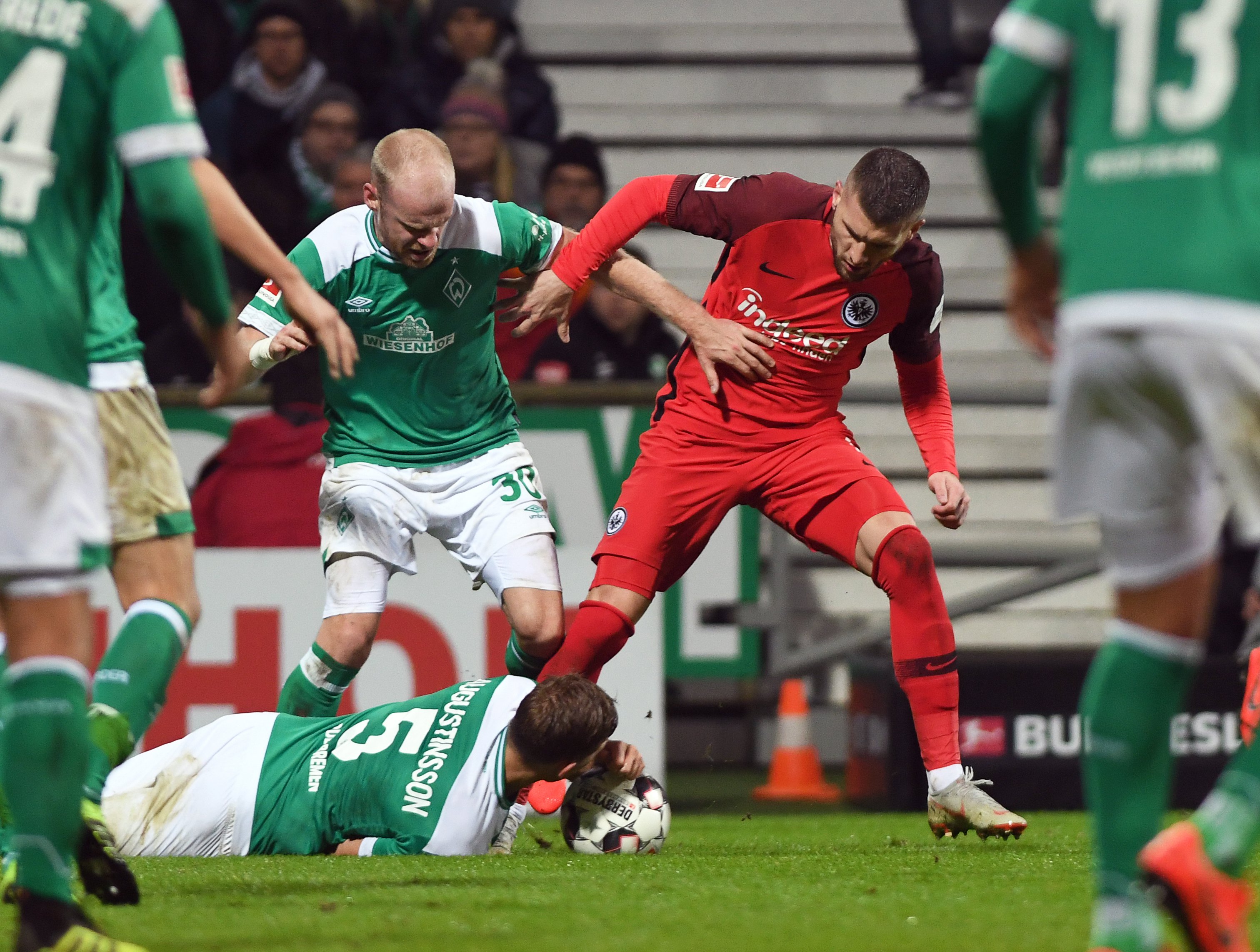 epa07322794 Bremen's Davy Klaassen (C) in action against Frankfurt's Ante Rebic (R) during the German Bundesliga soccer match between SV Werder Bremen and Eintracht Frankfurt in Bremen, Germany, 26 January 2019. EPA-EFE/DAVID HECKER CONDITIONS - ATTENTION: The DFL regulations prohibit any use of photographs as image sequences and/or quasi-video.