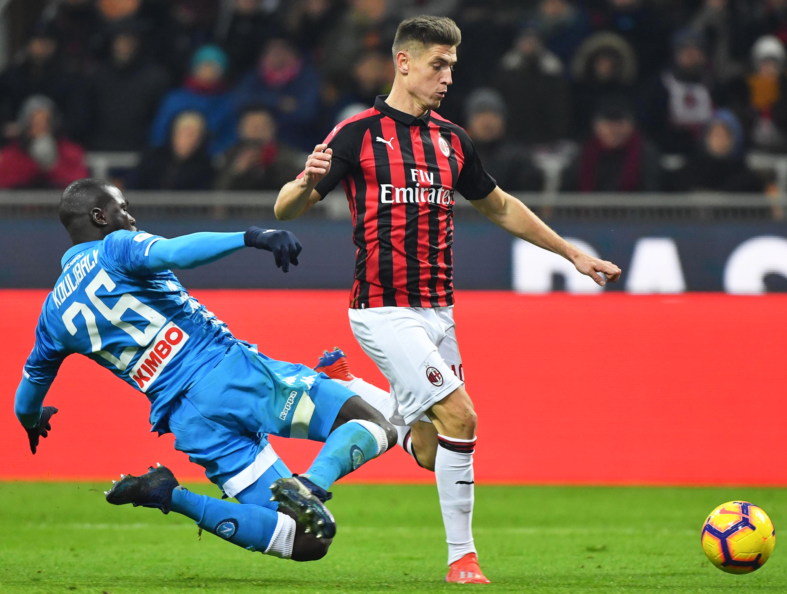 epa07322902 Milan's Krzysztof Piatek (R) in action against Napoli's Kalidou Koulibaly (L) during the Italian Serie A soccer match between AC Milan and SSC Napoli in Milan, Italy, 26 January 2019. EPA-EFE/DANIEL DAL ZENNARO