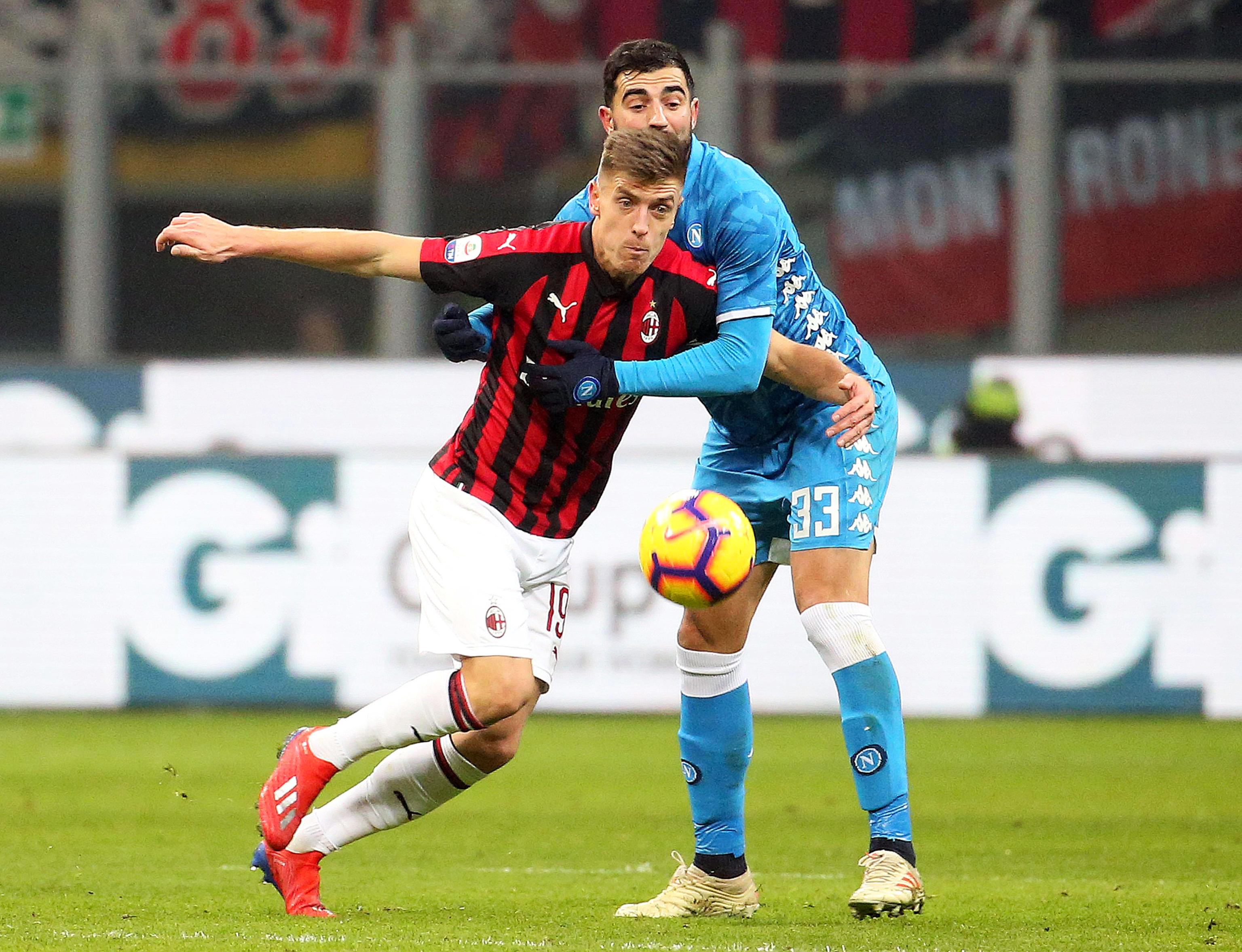 epa07322954 Milan's Krzysztof Piatek (L) in action against Napoli's Raul Albiol (R) during the Italian Serie A soccer match between AC Milan and SSC Napoli in Milan, Italy, 26 January 2019. EPA-EFE/MATTEO BAZZI