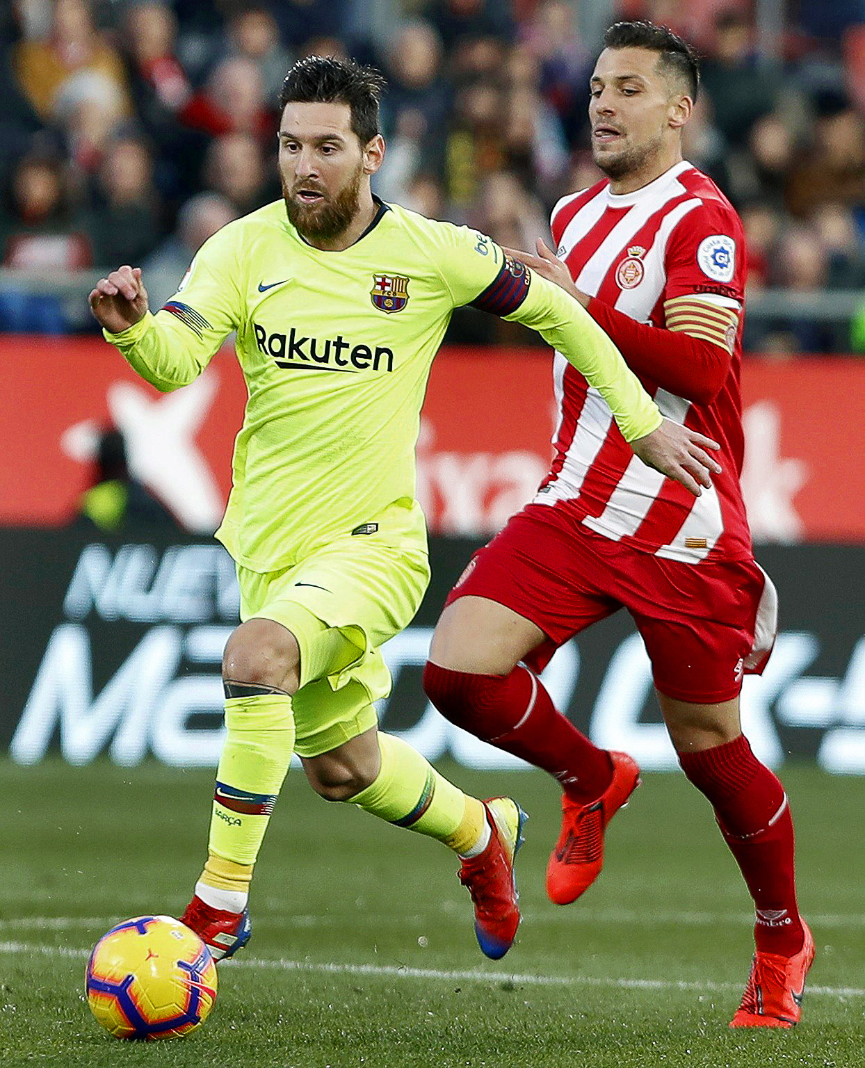 epa07325641 Girona's midfielder Alex Granell (R) in action against FC Barcelona's forward Lionel Messi (L) during the Spanish La Liga soccer match between Girona FC and FC Barcelona in Girona, Spain, 27 January 2019. EPA-EFE/ANDREU DALMAU
