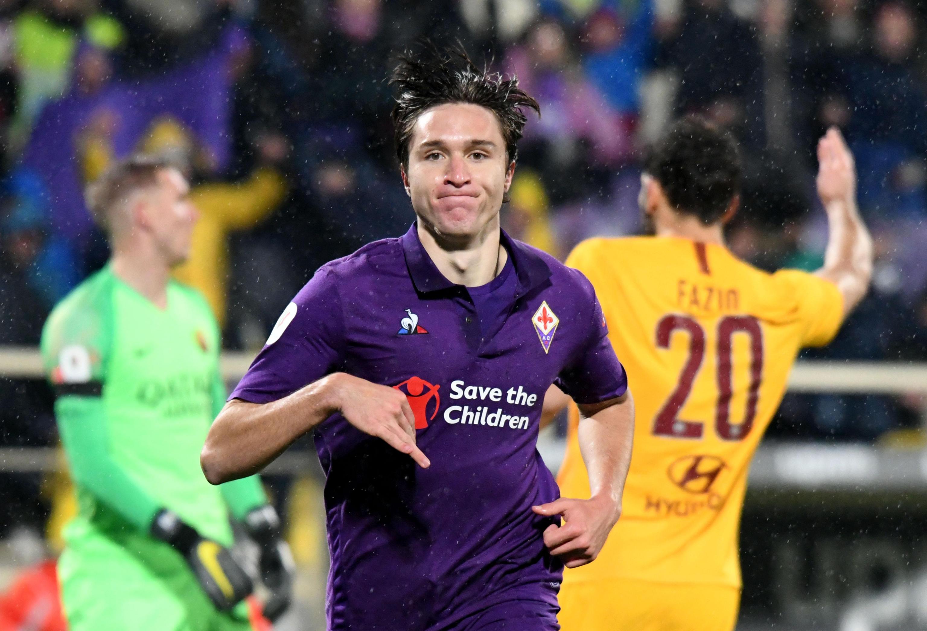 epa07332030 Fiorentina's midfielder Federico Chiesa celebrates scoring during the Italian Cup quarter final soccer match between ACF Fiorentina and AS Roma at the Artemio Franchi stadium in Florence, Italy, 30 January 2019. EPA-EFE/CLAUDIO GIOVANNINI