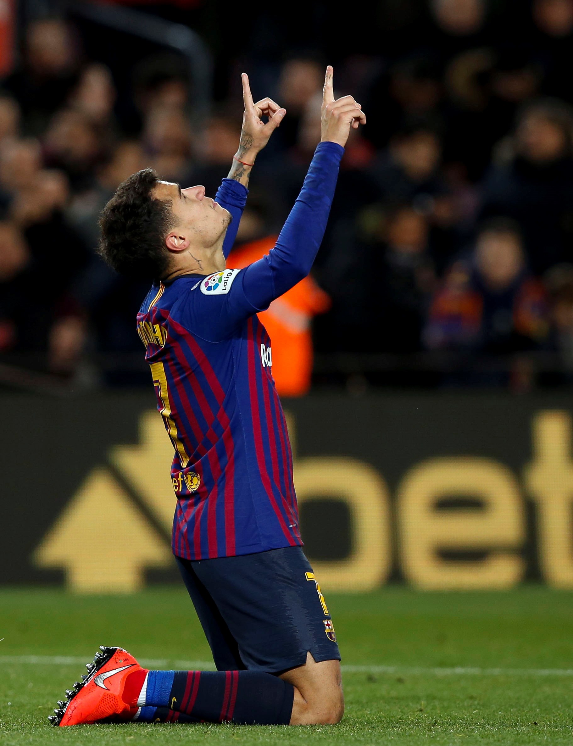 epa07332479 FC Barcelona's midfielder Philippe Coutinho celebrates after scoring the 3-0 during the Spanish King's Cup quarter final second leg match between FC Barcelona and Sevilla FC at Camp Nou stadium in Seville, Andalusia, Spain, 30 January 2019. EPA-EFE/Enric Fontcuberta